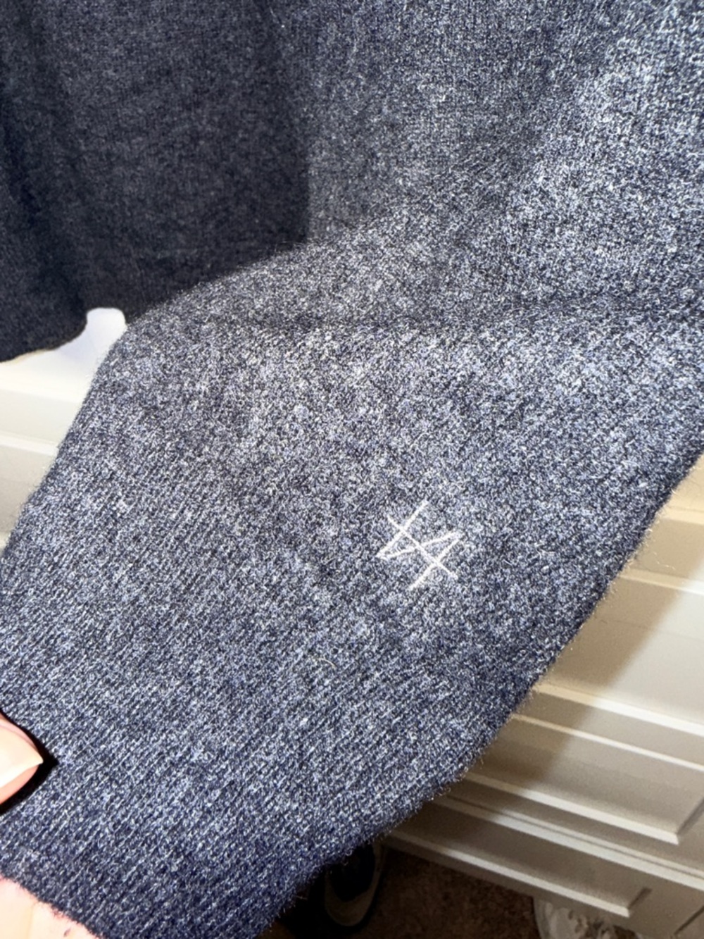 100% Cashmere Naadam Men's Charcoal Crewneck Sweater - Picture 4 of 7